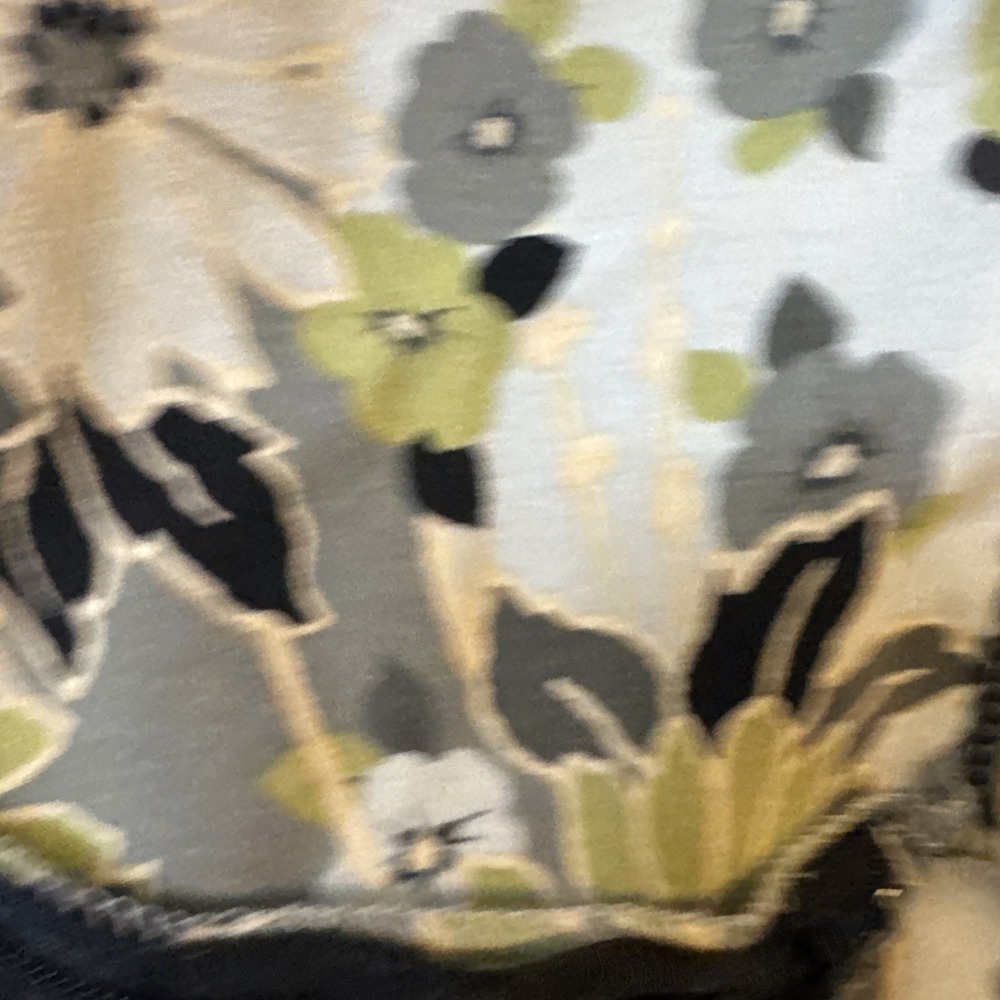 Talbots Pure Silk Gray Green Floral Shirt Sz 12 V-Neck Short Sleeve Lightweight - Picture 6 of 7